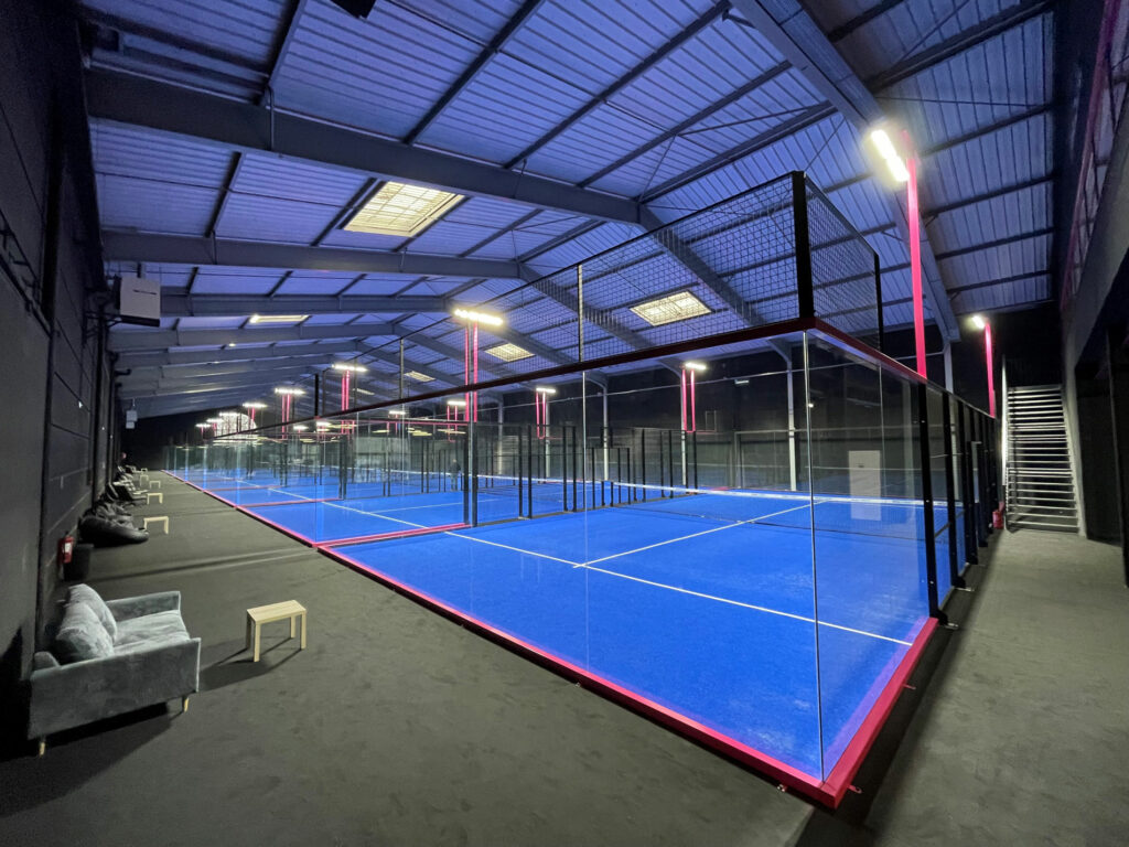 Terrain de padel ultra panoramique construit par Padelcourt, ACE PADEL, Évry (91) : Vitrage intégral, sans panneau métallique en partie basse
