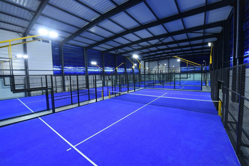 Terrain de padel panoramique construit par Padelcourt, Big Padel Mérignac, Mérignac (33) : Les pistes vues depuis l'espace spectateurs