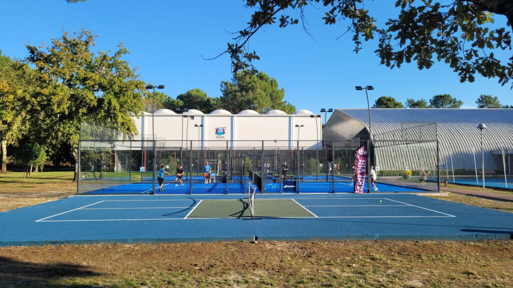 Terrain de padel pro construit par Padelcourt, Tennis Club de Gujan-Mestras, Gujan-Mestras (33) : Les pistes de padel, avec le terrain de pickleball voisin