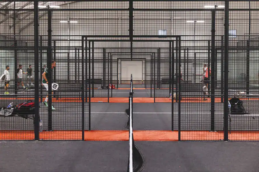 Terrain de padel panoramique construit par Padelcourt pour TiBreak, Guilers (29)