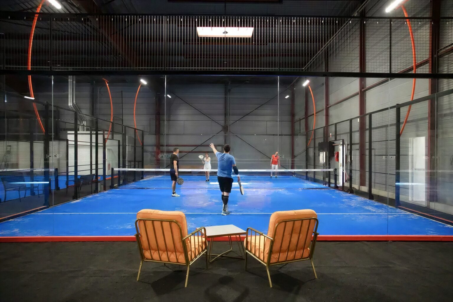 Terrain de padel panoramique construit par Padelcourt pour Play Padel, à Alfortville, avec ses premiers joueurs