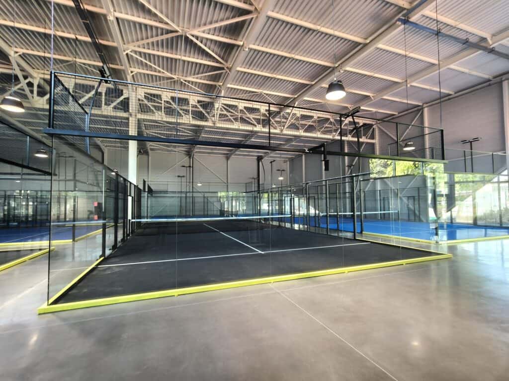 Terrain de padel panoramique construit par Padelcourt pour ASM Omnisports, Clermont-Ferrand (63)