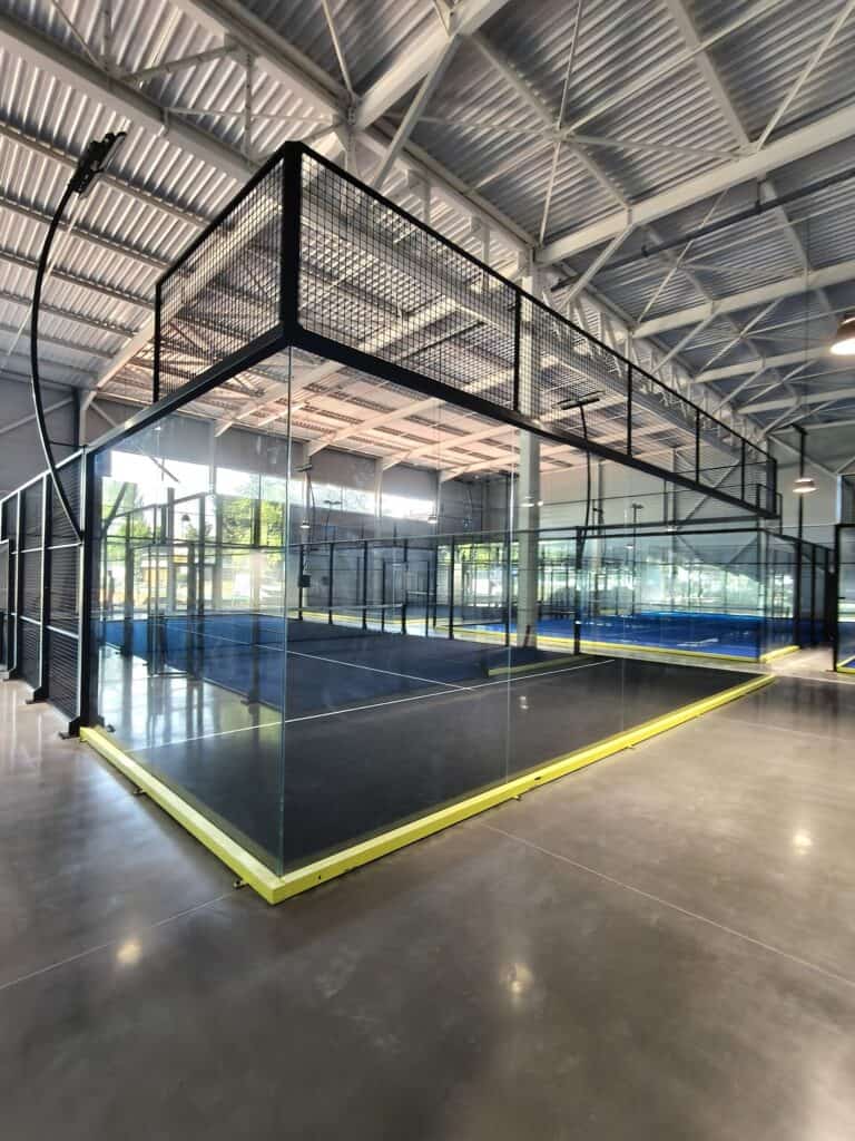 Terrain de padel panoramique construit par Padelcourt, ASM Omnisports Padel, Clermont-Ferrand (63) : Une piste panoramique terminée