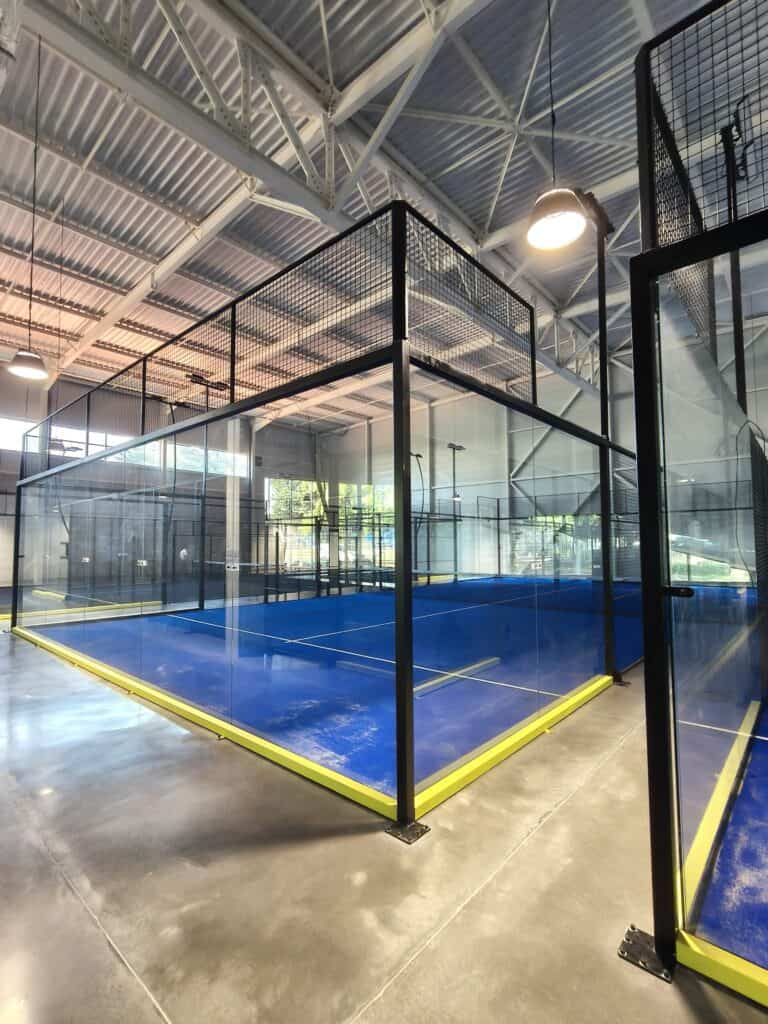 Terrain de padel panoramique construit par Padelcourt, ASM Omnisports Padel, Clermont-Ferrand (63) : Vitrage et éclairage LED d'une piste ultra-panoramique