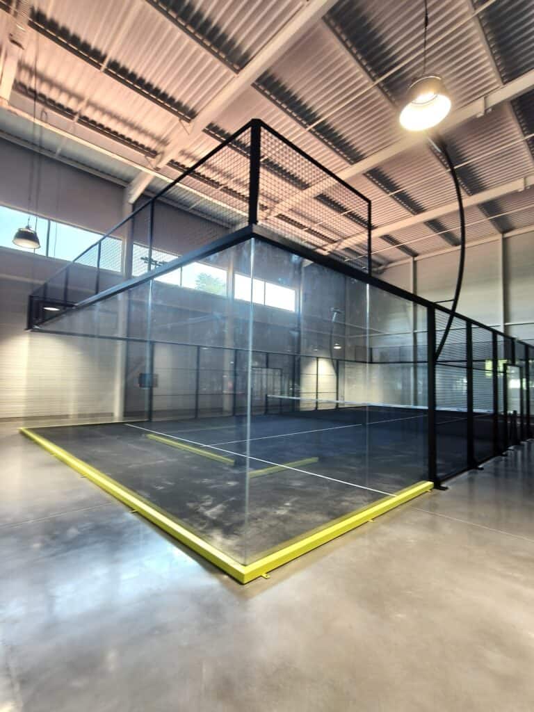 Terrain de padel panoramique construit par Padelcourt, ASM Omnisports Padel, Clermont-Ferrand (63) : Les pistes vues depuis l'allée centrale