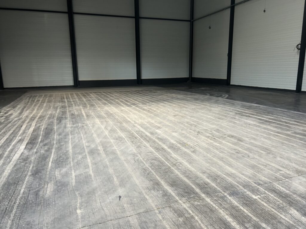 Terrain de padel panoramique construit par Padelcourt, Eurolam, Thiers (63) : Le local avant le montage