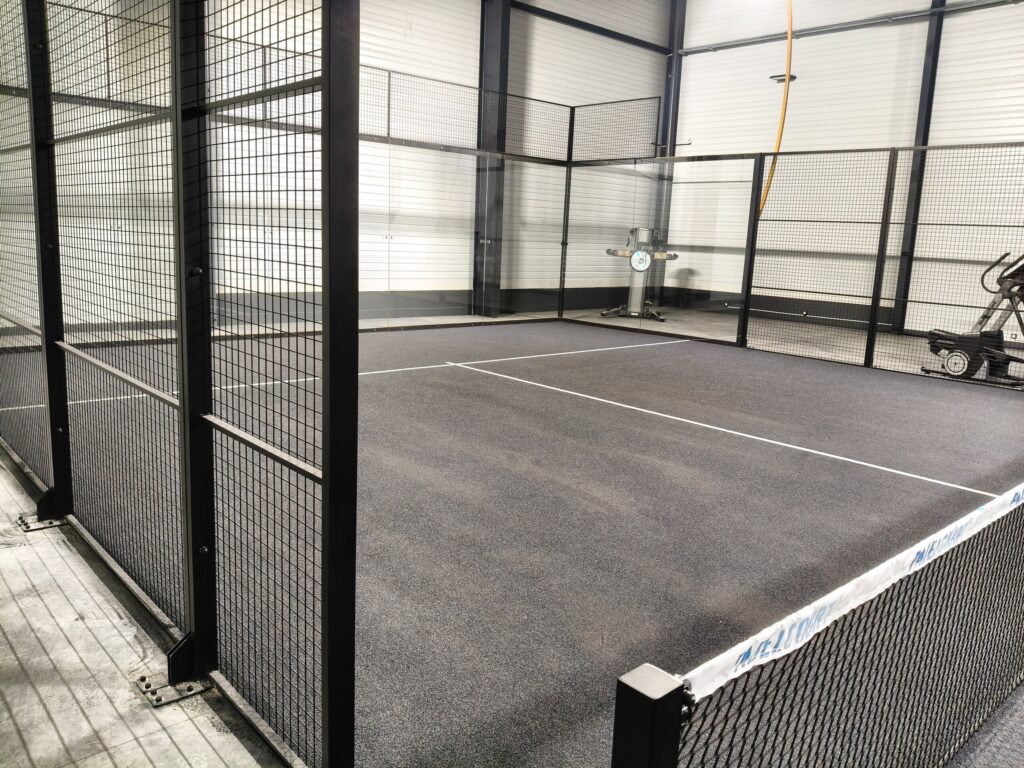 Terrain de padel panoramique construit par Padelcourt, Eurolam, Thiers (63) : La piste livrée