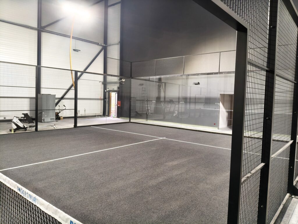 Terrain de padel panoramique construit par Padelcourt, Eurolam, Thiers (63) : Vitrage panoramique dans le bâtiment