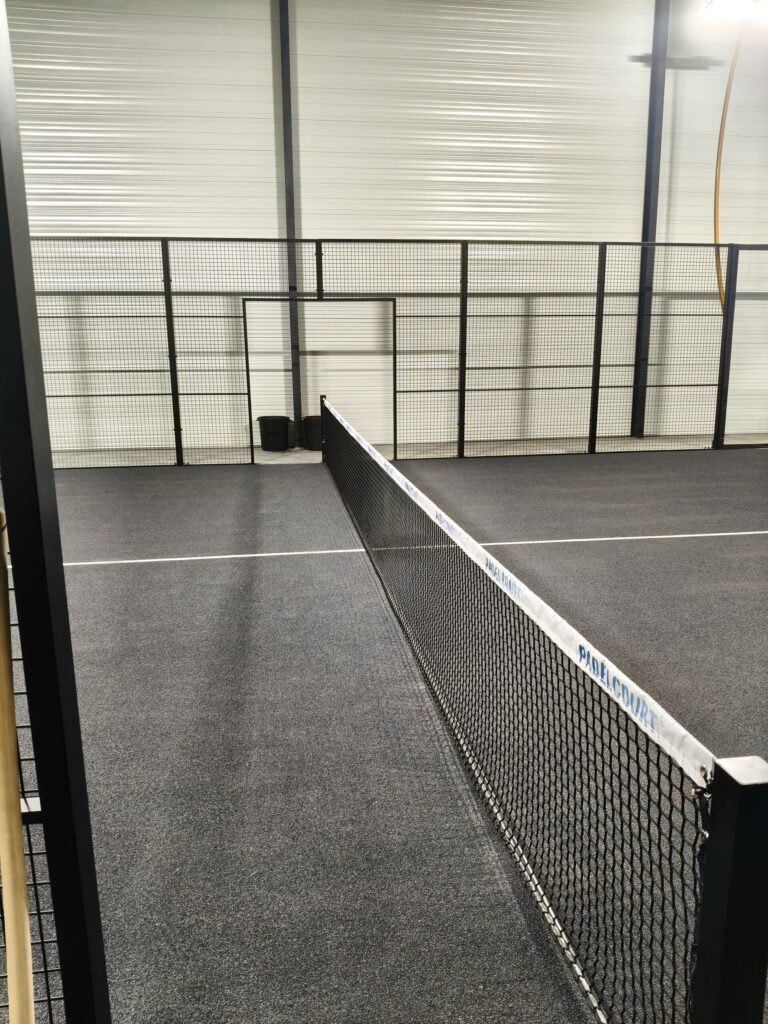 Terrain de padel panoramique construit par Padelcourt, Eurolam, Thiers (63) : Le terrain vu depuis le fond de piste
