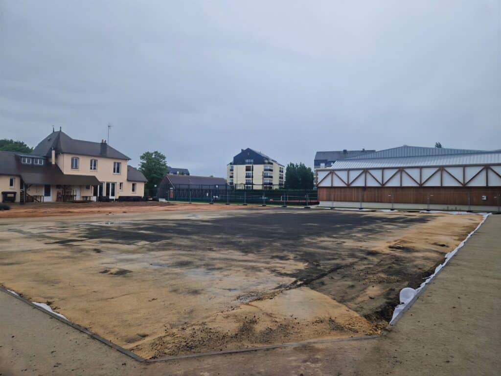 Terrain de padel panoramique construit par Padelcourt, Garden Tennis de Cabourg, Cabourg (14) : Le terrain avant travaux