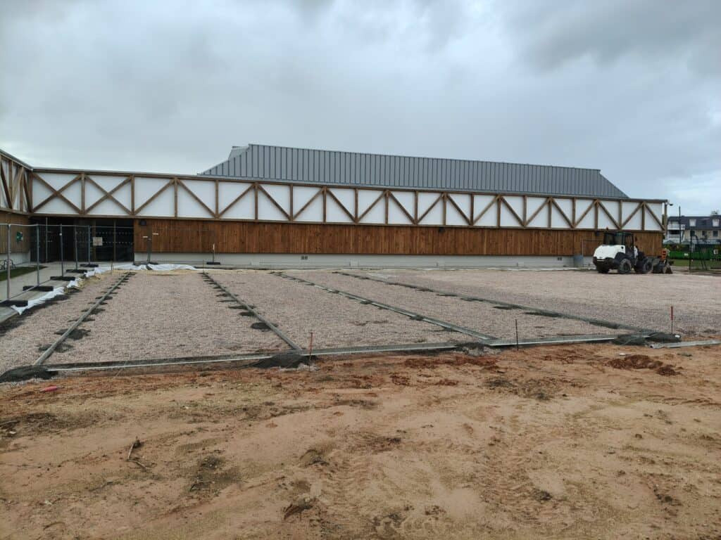 Terrain de padel panoramique construit par Padelcourt, Garden Tennis de Cabourg, Cabourg (14) : Les longrines en béton armé, avant la dalle
