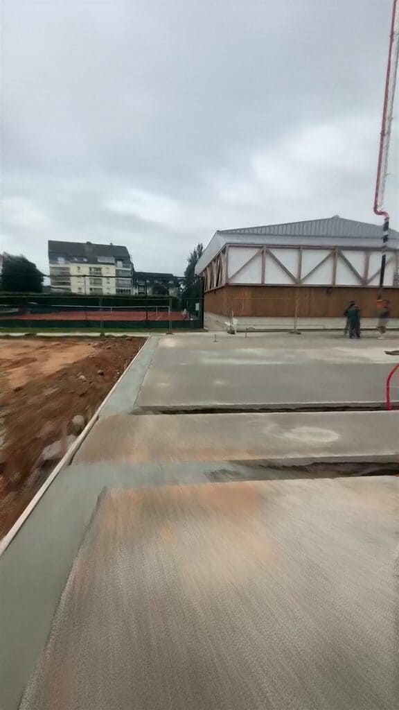 Terrain de padel panoramique construit par Padelcourt, Garden Tennis de Cabourg, Cabourg (14) : La dalle terminée, devant le club house