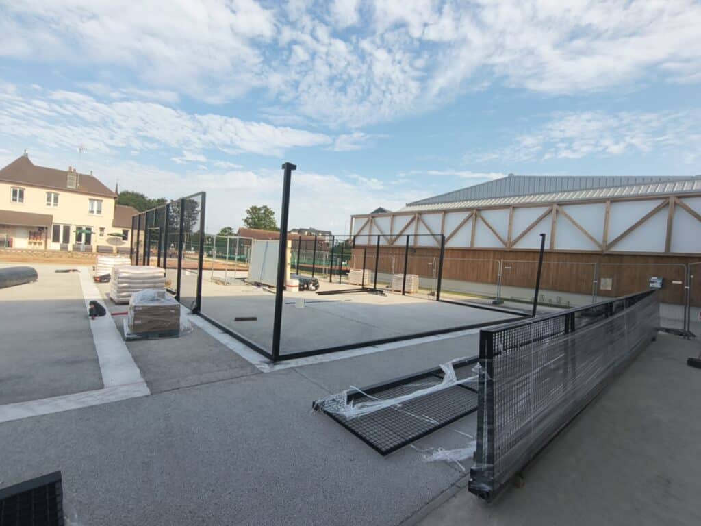 Terrain de padel panoramique construit par Padelcourt, Garden Tennis de Cabourg, Cabourg (14) : Montage des structures panoramiques