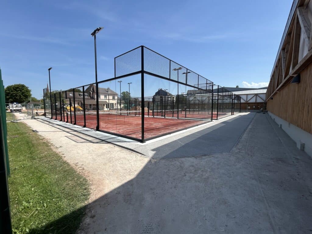 Terrain de padel panoramique construit par Padelcourt, Garden Tennis Club de Cabourg, Cabourg (14) : Les trois structures posées sur la dalle, avant le gazon