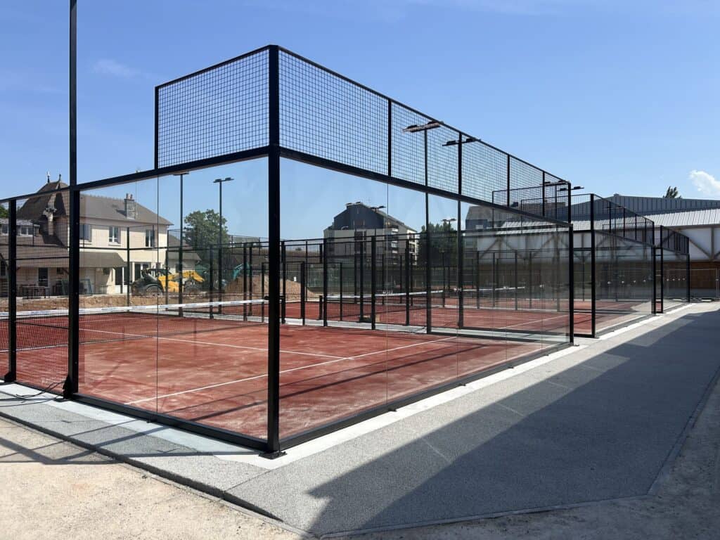 Terrain de padel panoramique construit par Padelcourt, Garden Tennis de Cabourg, Cabourg (14) : Vitrage et ossature en place, gazon à venir
