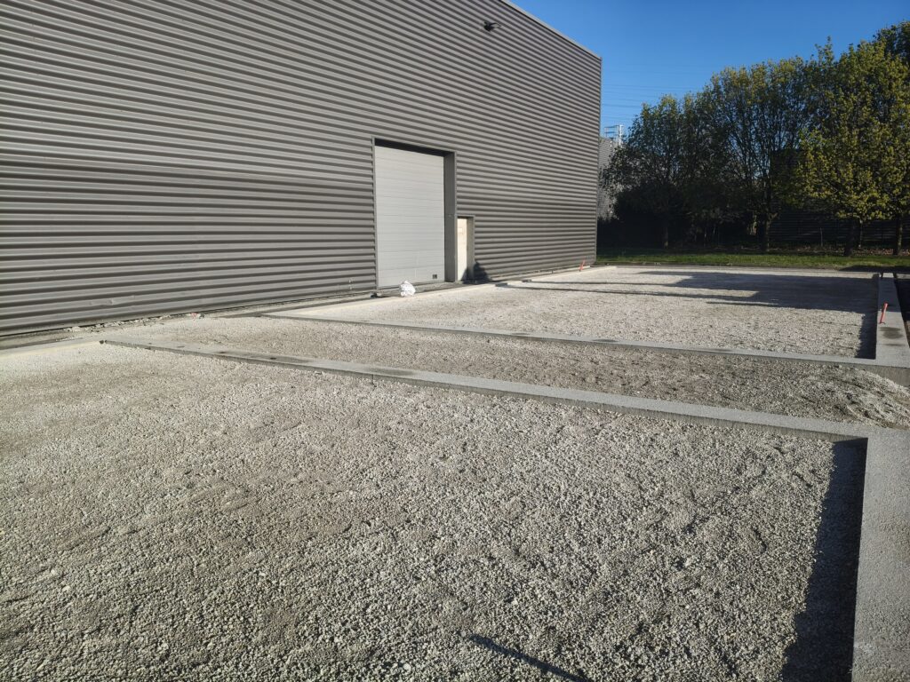 Terrain de padel panoramique construit par Padelcourt, Play Padel, Alfortville (94) : L'emplacement des deux pistes extérieures, avant travaux