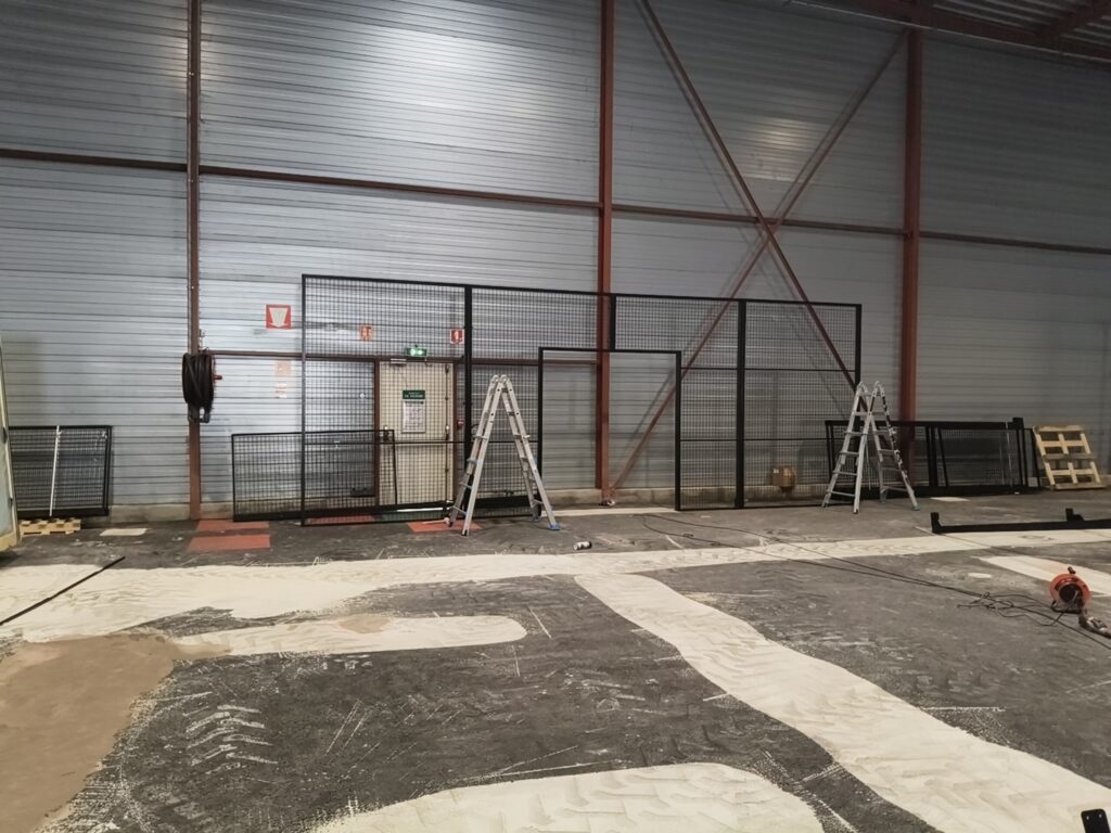Terrain de padel panoramique construit par Padelcourt, Play Padel, Alfortville (94) : Montage des structures dans le hall