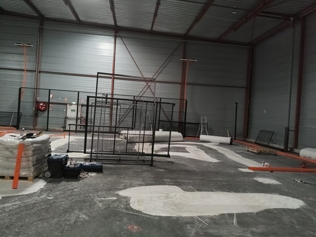 Terrain de padel panoramique construit par Padelcourt, Play Padel, Alfortville (94) : Le hall en cours de montage