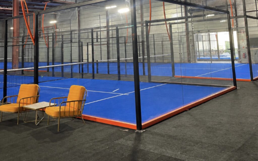 Terrain de padel panoramique construit par Padelcourt, Play Padel, Alfortville (94) : Une piste livrée, vue depuis l'espace spectateurs
