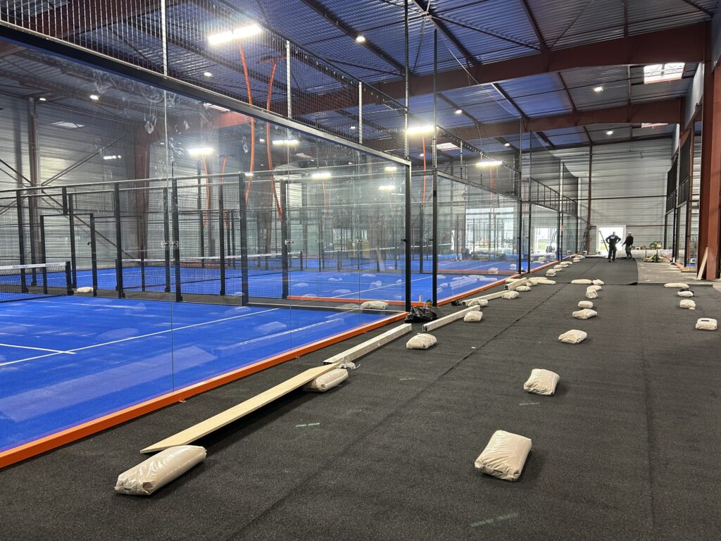 Terrain de padel panoramique construit par Padelcourt, Play Padel, Alfortville (94) : Les pistes terminées, vue d'ensemble du hall