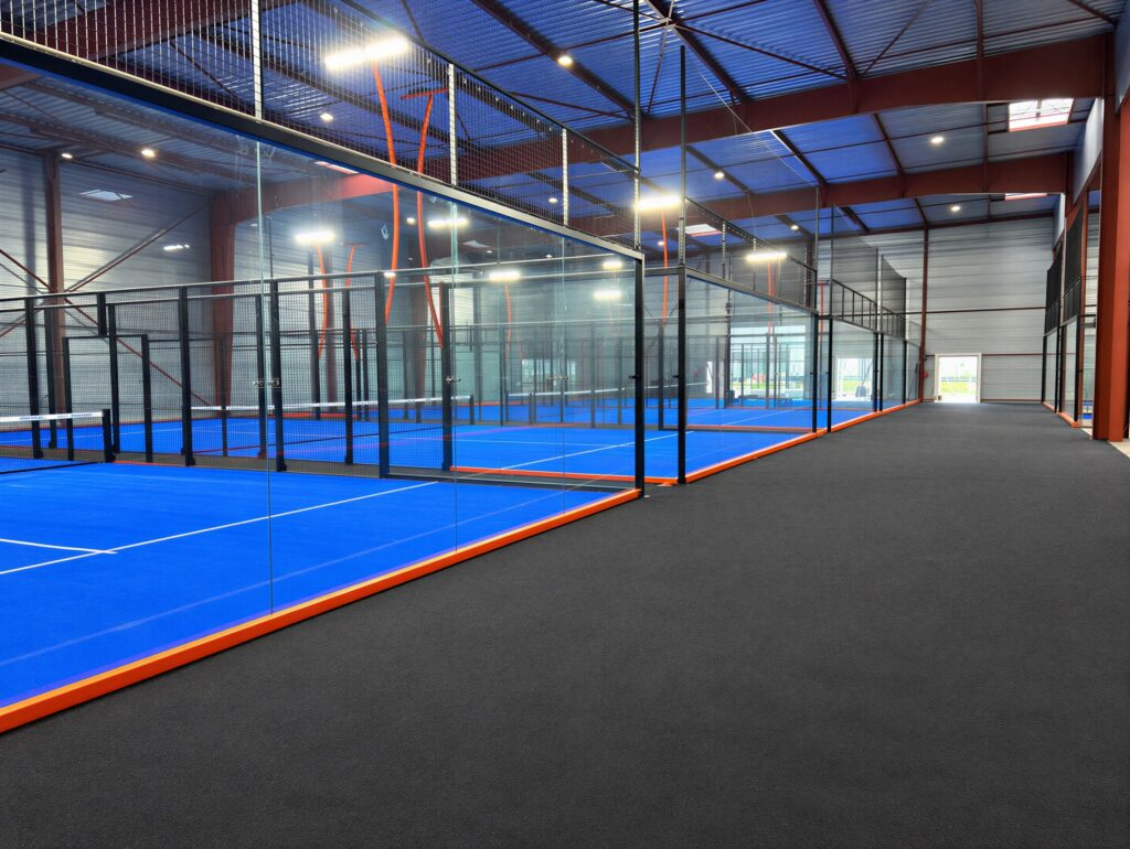 Terrain de padel panoramique construit par Padelcourt, Play Padel, Alfortville (94) : Terrain livré, gazon bleu et éclairage LED