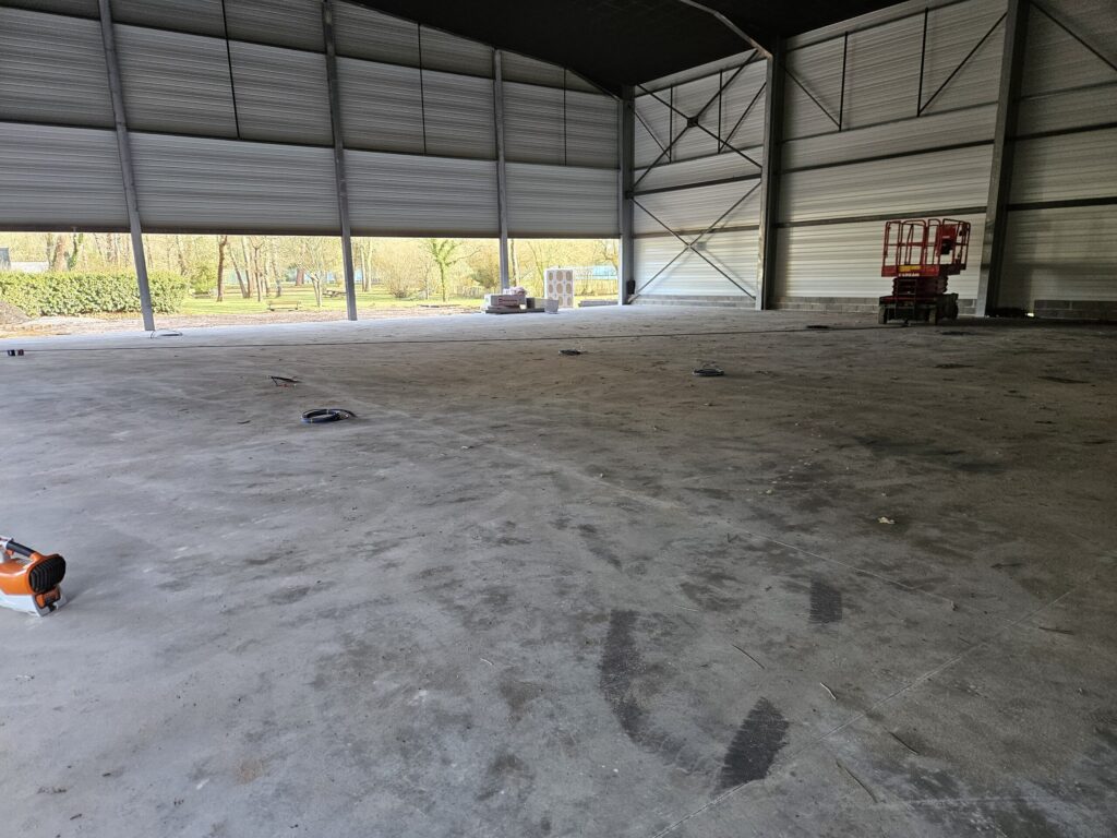 Terrain de padel panoramique construit par Padelcourt, Tennis Padel Club de Lège-Cap Ferret, Lège-Cap-Ferret (33) : L'intérieur de la halle avant le montage