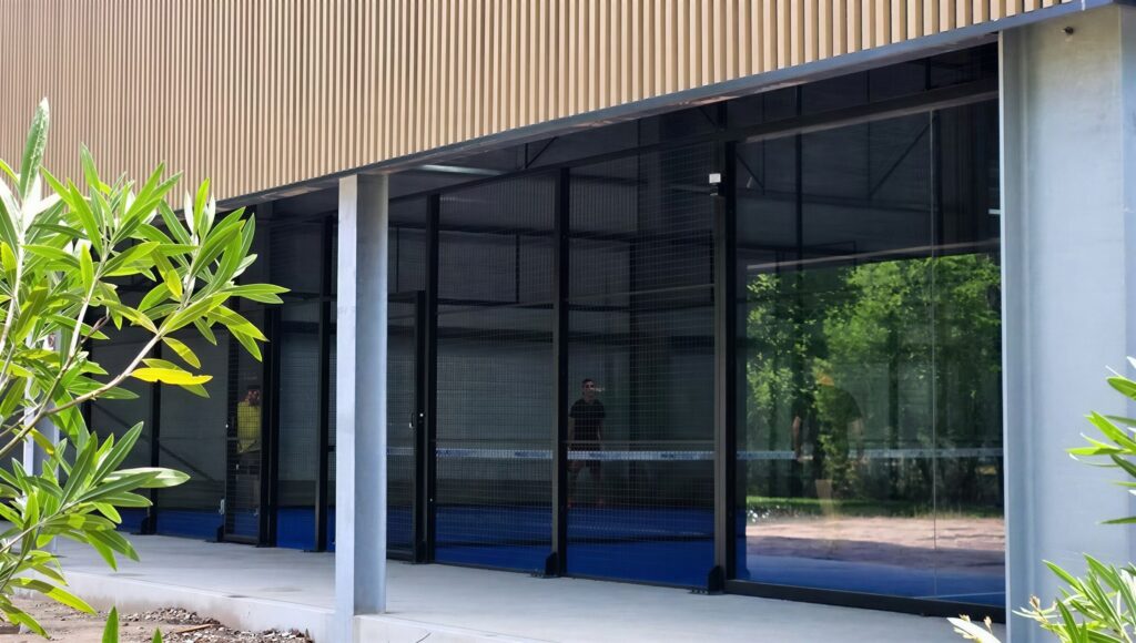 Terrain de padel panoramique construit par Padelcourt, Tennis Padel Club de Lège-Cap-Ferret, Lège-Cap-Ferret (33) : La halle padel du club, façade bois et verre