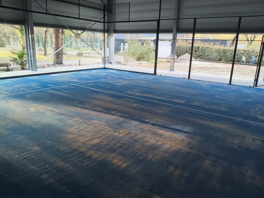 Terrain de padel panoramique construit par Padelcourt, Tennis Padel Club de Lège-Cap Ferret, Lège-Cap-Ferret (33) : Les deux pistes montées, sable de lest en cours d'égalisation