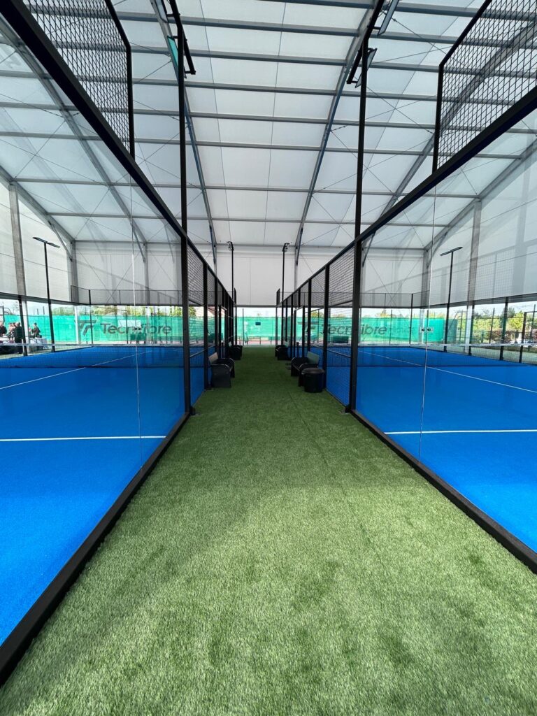 Terrain de padel panoramique construit par Padelcourt, AST Roissy-en-Brie, Roissy-en-Brie (77) : Les deux pistes livrées, de part et d'autre de l'allée