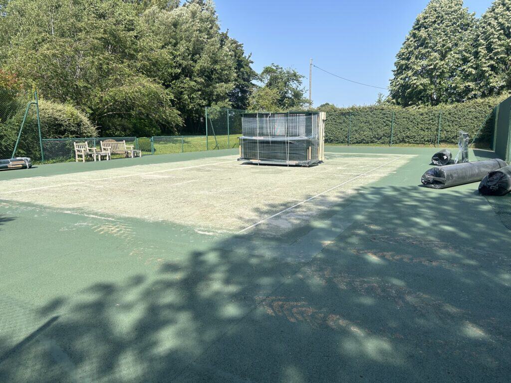 Terrain de padel panoramique construit par Padelcourt, chez un particulier du Calvados (14) : L'ancien court de tennis, avec les structures et le gazon livrés